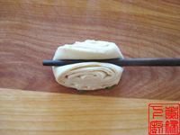 用筷子在中间压一下